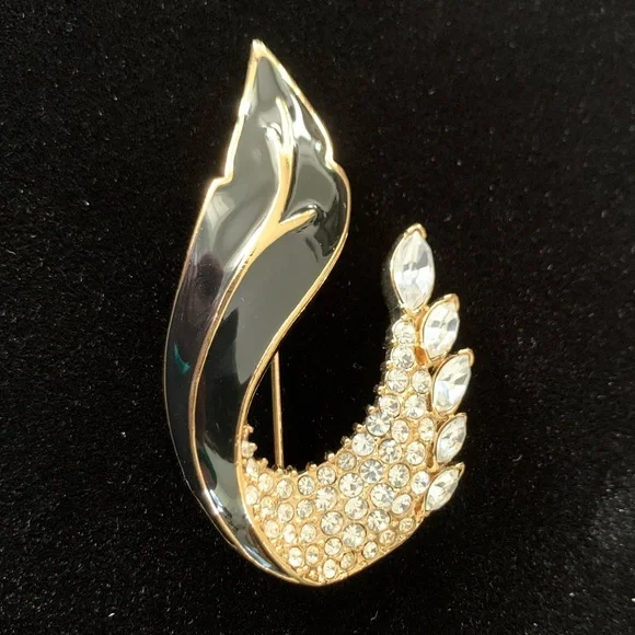 VINTAGE Crown Trifari Brooch - Picture 3 of 12